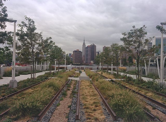 640px-abandoned_railroad_tracks_in_gantry_plaza_state_park_new_york_city